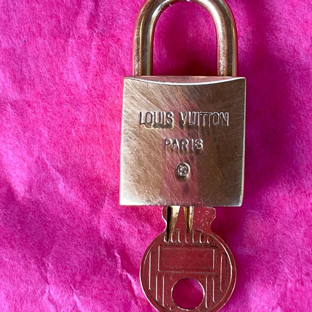 LOUIS VUITTON #209 RARE LOCK AND KEY - Picture 4 of 5